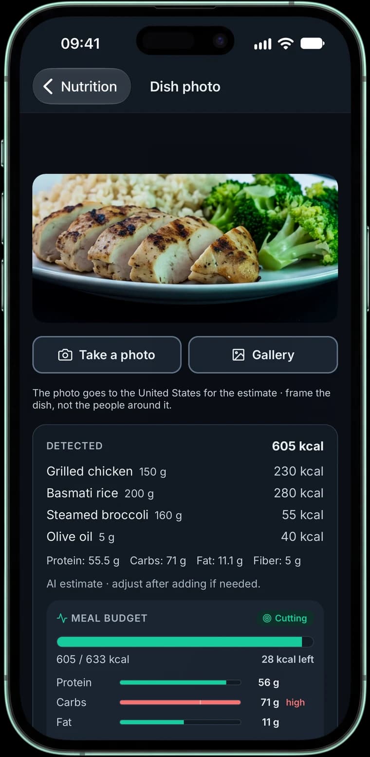 A plate photographed and analysed by the AI: chicken, rice, broccoli and olive oil, 605 kcal detected with each food's breakdown.